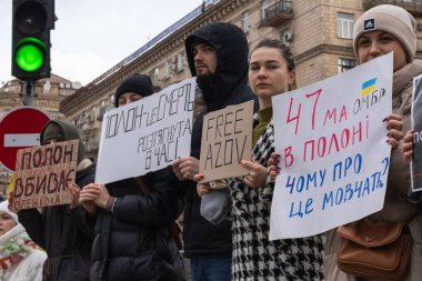 Kyiv, Ukrayna - 4 Şubat 2024. Akrabaları ve arkadaşları, neredeyse iki yıldır Rus esaretinde olan 