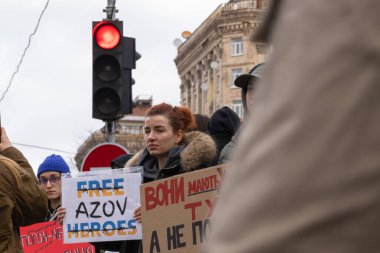 Kyiv, Ukrayna - 4 Şubat 2024. Akrabaları ve arkadaşları, neredeyse iki yıldır Rus esaretinde olan 