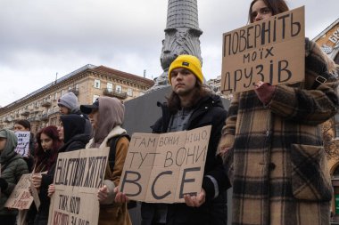 Kyiv, Ukrayna - 4 Şubat 2024. Akrabaları ve arkadaşları, neredeyse iki yıldır Rus esaretinde olan 