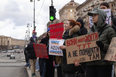 Kyiv, Ukrayna - 4 Şubat 2024. Akrabaları ve arkadaşları, neredeyse iki yıldır Rus esaretinde olan 