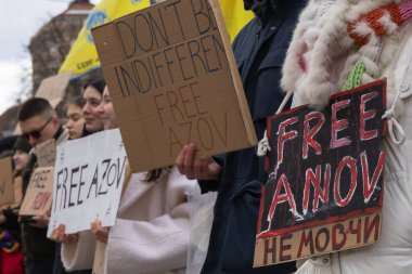 Kyiv, Ukrayna - 4 Şubat 2024. Akrabaları ve arkadaşları, neredeyse iki yıldır Rus esaretinde olan 