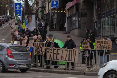 Kyiv, Ukrayna - 4 Şubat 2024. Akrabaları ve arkadaşları, neredeyse iki yıldır Rus esaretinde olan 