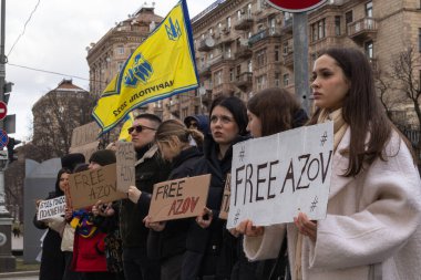 Kyiv, Ukrayna - 4 Şubat 2024. Akrabaları ve arkadaşları, neredeyse iki yıldır Rus esaretinde olan 