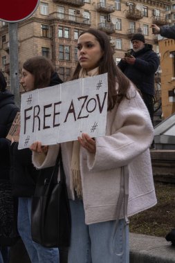 Kyiv, Ukrayna - 4 Şubat 2024. Akrabaları ve arkadaşları, neredeyse iki yıldır Rus esaretinde olan 