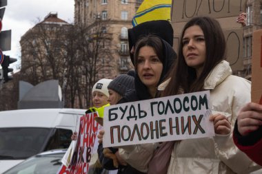 Kyiv, Ukrayna - 4 Şubat 2024. Akrabaları ve arkadaşları, neredeyse iki yıldır Rus esaretinde olan 