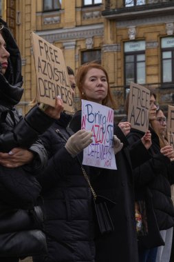 Kyiv, Ukrayna - 4 Şubat 2024. Akrabaları ve arkadaşları, neredeyse iki yıldır Rus esaretinde olan 