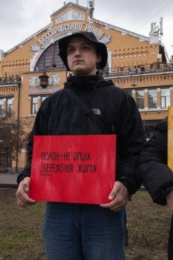 Kyiv, Ukrayna - 4 Şubat 2024. Akrabaları ve arkadaşları, neredeyse iki yıldır Rus esaretinde olan 