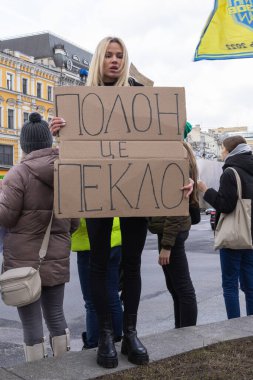 Kyiv, Ukrayna - 4 Şubat 2024. Akrabaları ve arkadaşları, neredeyse iki yıldır Rus esaretinde olan 