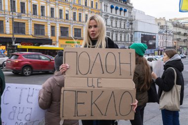 Kyiv, Ukrayna 4 Şubat 2024. Posterleri olan insanlar, neredeyse iki yıldır Rus esaretinde olan 