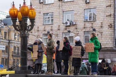 Kyiv, Ukrayna 4 Şubat 2024. Posterleri olan insanlar, neredeyse iki yıldır Rus esaretinde olan 