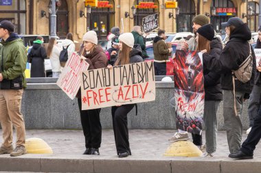 Kyiv, Ukrayna 4 Şubat 2024. Posterleri olan insanlar, neredeyse iki yıldır Rus esaretinde olan 