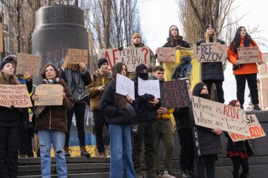 Kyiv, Ukrayna 4 Şubat 2024. Posterleri olan insanlar, neredeyse iki yıldır Rus esaretinde olan 