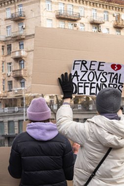 Kyiv, Ukrayna 4 Şubat 2024. Posterleri olan insanlar, neredeyse iki yıldır Rus esaretinde olan 