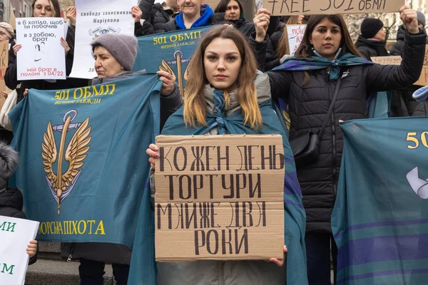 Kyiv, Ukrayna - 4 Şubat 2024. Akrabaları ve arkadaşları, neredeyse iki yıldır Rus esaretinde olan 