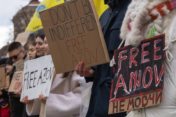 Kyiv, Ukrayna - 4 Şubat 2024. Akrabaları ve arkadaşları, neredeyse iki yıldır Rus esaretinde olan 