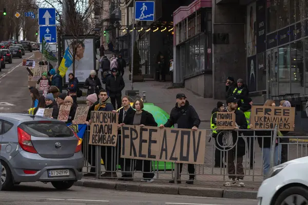 Kyiv, Ukrayna - 4 Şubat 2024. Akrabaları ve arkadaşları, neredeyse iki yıldır Rus esaretinde olan 