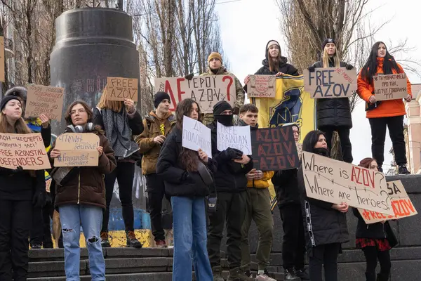 Kyiv, Ukrayna 4 Şubat 2024. Posterleri olan insanlar, neredeyse iki yıldır Rus esaretinde olan 