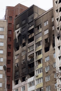 Kyiv, Ukrayna - 7 Şubat 2024. Sabahleyin Ruslar Ukrayna şehirlerine füzeler ateşledi. Birçok apartman yıkılmış bir roketin enkazı ile yıkıldı. Pencere patlama dalgası yüzünden kırıldı. İnsanlara ihtiyaçları olan her türlü yardım sağlanır..