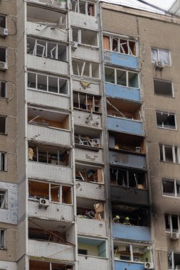 Kyiv, Ukrayna - 7 Şubat 2024. Sabahleyin Ruslar Ukrayna şehirlerine füzeler ateşledi. Birçok apartman yıkılmış bir roketin enkazı ile yıkıldı. Pencere patlama dalgası yüzünden kırıldı. İnsanlara ihtiyaçları olan her türlü yardım sağlanır..