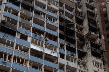 Kyiv, Ukrayna - 7 Şubat 2024. Sabahleyin Ruslar Ukrayna şehirlerine füzeler ateşledi. Birçok apartman yıkılmış bir roketin enkazı ile yıkıldı. İnsanlara ihtiyaçları olan her türlü yardım sağlanır..