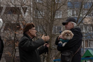 Kyiv, Ukrayna - 7 Şubat 2024. Sabahleyin Ruslar Ukrayna şehirlerine füzeler ateşledi. Birçok apartman yıkılmış bir roketin enkazı ile yıkıldı. İnsanlara ihtiyaçları olan her türlü yardım sağlanır..