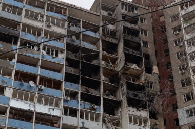 Kyiv, Ukrayna - 7 Şubat 2024. Sabahleyin Ruslar Ukrayna şehirlerine füzeler ateşledi. Birçok apartman yıkılmış bir roketin enkazı ile yıkıldı. İnsanlara ihtiyaçları olan her türlü yardım sağlanır..