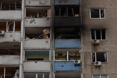 Kyiv, Ukrayna - 7 Şubat 2024. Sabahleyin Ruslar Ukrayna şehirlerine füzeler ateşledi. Birçok apartman yıkılmış bir roketin enkazı ile yıkıldı. İnsanlara ihtiyaçları olan her türlü yardım sağlanır..