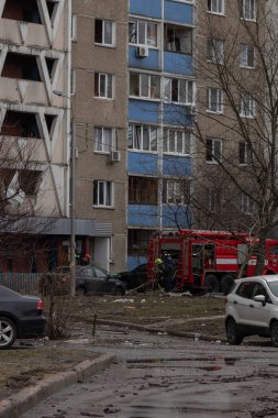 Kyiv, Ukrayna - 7 Şubat 2024. Sabahleyin Ruslar Ukrayna şehirlerine füzeler ateşledi. Yüksek bir bina roket enkazı ile yıkıldı. Vatandaşlara yardım
