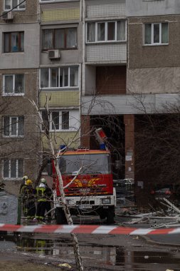 Kyiv, Ukrayna - 7 Şubat 2024. Sabahleyin Ruslar Ukrayna şehirlerine füzeler ateşledi. Yüksek bir bina roket enkazı ile yıkıldı. Vatandaşlara yardım