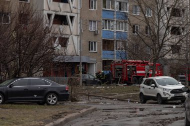 Kyiv, Ukrayna - 7 Şubat 2024. Sabahleyin Ruslar Ukrayna şehirlerine füzeler ateşledi. Yüksek bir bina roket enkazı ile yıkıldı. Vatandaşlara yardım