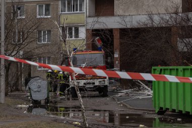Kyiv, Ukrayna - 7 Şubat 2024. Sabahleyin Ruslar Ukrayna şehirlerine füzeler ateşledi. Yüksek bir bina roket enkazı ile yıkıldı. Vatandaşlara yardım