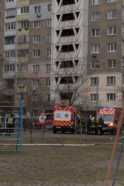 Kyiv, Ukrayna - 7 Şubat 2024. Sabahleyin Ruslar Ukrayna şehirlerine füzeler ateşledi. Yüksek bir bina roket enkazı ile yıkıldı. Vatandaşlara yardım