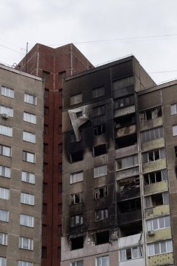 Kyiv, Ukrayna - 7 Şubat 2024. Sabahleyin Ruslar Ukrayna şehirlerine füzeler ateşledi. Yüksek bir bina roket enkazı ile yıkıldı. Vatandaşlara yardım