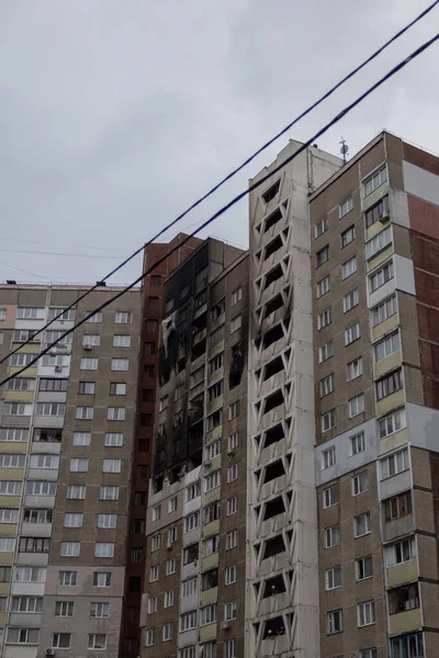 Kyiv, Ukrayna - 7 Şubat 2024. Sabahleyin Ruslar Ukrayna şehirlerine füzeler ateşledi. Birçok apartman yıkılmış bir roketin enkazı ile yıkıldı. Pencere patlama dalgası yüzünden kırıldı. İnsanlara ihtiyaçları olan her türlü yardım sağlanır.