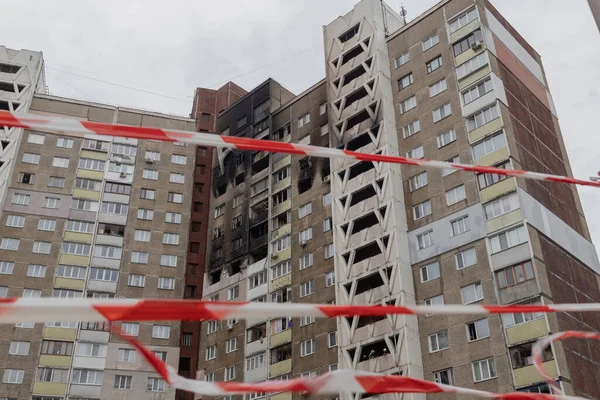 Kyiv, Ukrayna - 7 Şubat 2024. Sabahleyin Ruslar Ukrayna şehirlerine füzeler ateşledi. Birçok apartman yıkılmış bir roketin enkazı ile yıkıldı. Pencere patlama dalgası yüzünden kırıldı. İnsanlara ihtiyaçları olan her türlü yardım sağlanır..