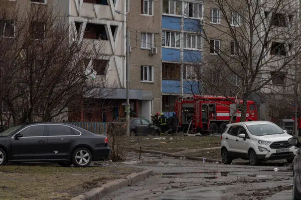 Kyiv, Ukrayna - 7 Şubat 2024. Sabahleyin Ruslar Ukrayna şehirlerine füzeler ateşledi. Yüksek bir bina roket enkazı ile yıkıldı. Vatandaşlara yardım
