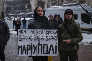 Kyiv, Ukrayna 10 Şubat 2024. Cumartesi sabahı, KMDA bünyesinde toplanan insanlar parklar için değil Ukrayna ordusu için daha fazla para ayırmak istediler. Kötü havaya rağmen herkes geldi..