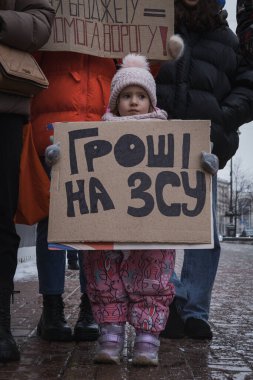 Kyiv, Ukrayna 10 Şubat 2024. Cumartesi sabahı, KMDA bünyesinde toplanan insanlar parklar için değil Ukrayna ordusu için daha fazla para ayırmak istediler. Kötü havaya rağmen herkes geldi..