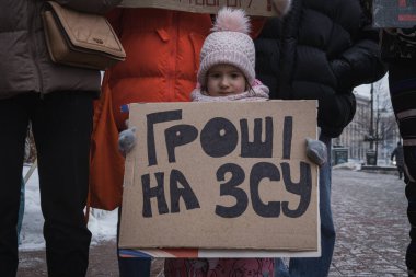 Kyiv, Ukrayna 10 Şubat 2024. Cumartesi sabahı, KMDA bünyesinde toplanan insanlar parklar için değil Ukrayna ordusu için daha fazla para ayırmak istediler. Kötü havaya rağmen herkes geldi..