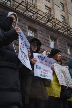 Kyiv, Ukrayna 10 Şubat 2024. Cumartesi sabahı, KMDA bünyesinde toplanan insanlar parklar için değil Ukrayna ordusu için daha fazla para ayırmak istediler. Kötü havaya rağmen herkes geldi..