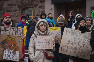 Kyiv, Ukrayna 10 Şubat 2024. Cumartesi sabahı, KMDA bünyesinde toplanan insanlar parklar için değil Ukrayna ordusu için daha fazla para ayırmak istediler. Kötü havaya rağmen herkes geldi..