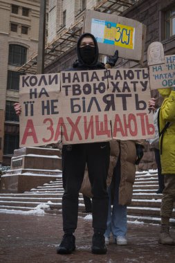 Kyiv, Ukrayna 10 Şubat 2024. Cumartesi sabahı, KMDA bünyesinde toplanan insanlar parklar için değil Ukrayna ordusu için daha fazla para ayırmak istediler. Kötü havaya rağmen herkes geldi..