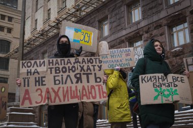 Kyiv, Ukrayna 10 Şubat 2024. Cumartesi sabahı, KMDA bünyesinde toplanan insanlar parklar için değil Ukrayna ordusu için daha fazla para ayırmak istediler. Kötü havaya rağmen herkes geldi..