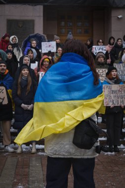 Kyiv, Ukrayna 10 Şubat 2024. Cumartesi sabahı, KMDA bünyesinde toplanan insanlar parklar için değil Ukrayna ordusu için daha fazla para ayırmak istediler. Kötü havaya rağmen herkes geldi..