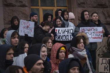 Kyiv, Ukrayna 10 Şubat 2024. Cumartesi sabahı, KMDA bünyesinde toplanan insanlar parklar için değil Ukrayna ordusu için daha fazla para ayırmak istediler. Kötü havaya rağmen herkes geldi..