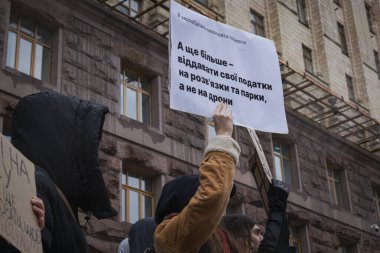 Kyiv, Ukrayna 10 Şubat 2024. Cumartesi sabahı, KMDA bünyesinde toplanan insanlar parklar için değil Ukrayna ordusu için daha fazla para ayırmak istediler. Kötü havaya rağmen herkes geldi..