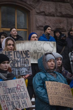 Kyiv, Ukrayna 10 Şubat 2024. Cumartesi sabahı, KMDA bünyesinde toplanan insanlar parklar için değil Ukrayna ordusu için daha fazla para ayırmak istediler. Kötü havaya rağmen herkes geldi..