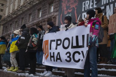 Kyiv, Ukrayna 10 Şubat 2024. Şehir yönetimi altında toplanan halk, parklar için değil Ukrayna ordusu için daha fazla para tahsis edilmesini talep ediyor. Kötü havaya rağmen herkes geldi..