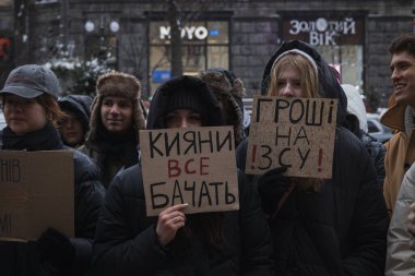 Kyiv, Ukrayna 10 Şubat 2024. Şehir yönetimi altında toplanan halk, parklar için değil Ukrayna ordusu için daha fazla para tahsis edilmesini talep ediyor. Kötü havaya rağmen herkes geldi..