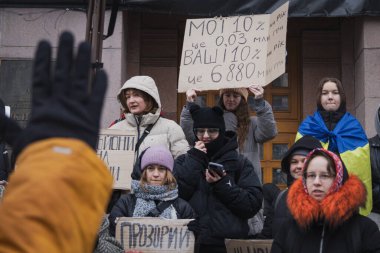 Kyiv, Ukrayna 10 Şubat 2024. Şehir yönetimi altında toplanan halk, parklar için değil Ukrayna ordusu için daha fazla para tahsis edilmesini talep ediyor. Kötü havaya rağmen herkes geldi..